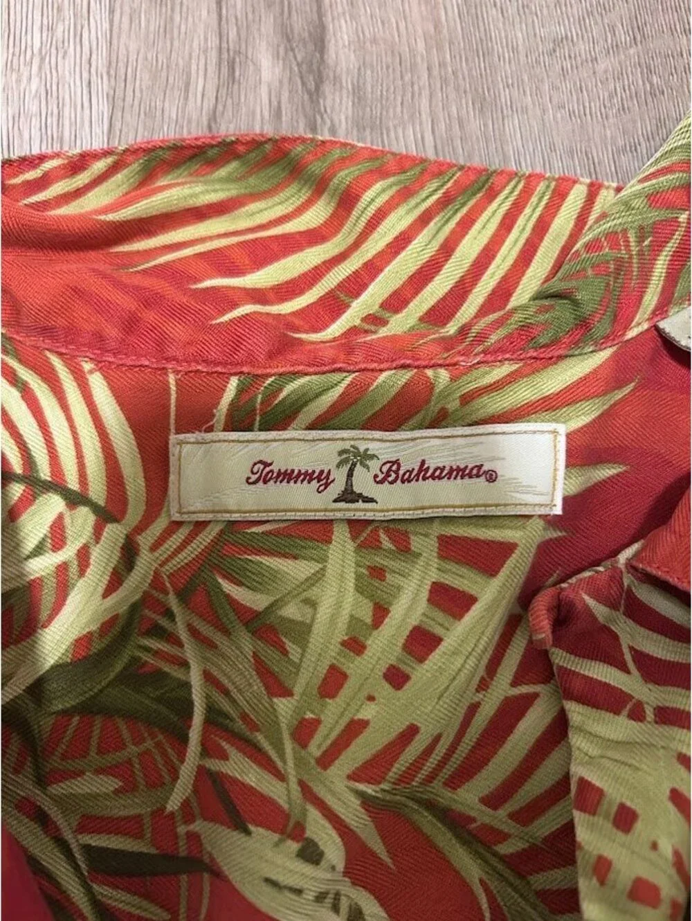 Tommy Bahamas Men's Large 100% silk Hawaiian Shirt